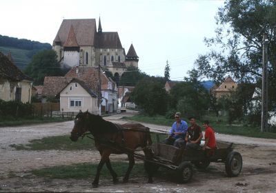 Birthälm, f.d. biskopssäte som hade stadsambitioner, nu en sömnig by. Siebenbürgens största kyrkborg med tre ringmurar har försäkrat byn en plats på UNESCO:s världsarvslista och på somrarna börjar det följaktligen komma många turister.